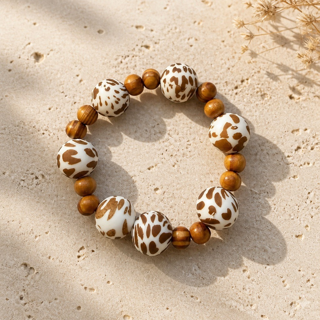 Bracelet marron tacheté et bois.