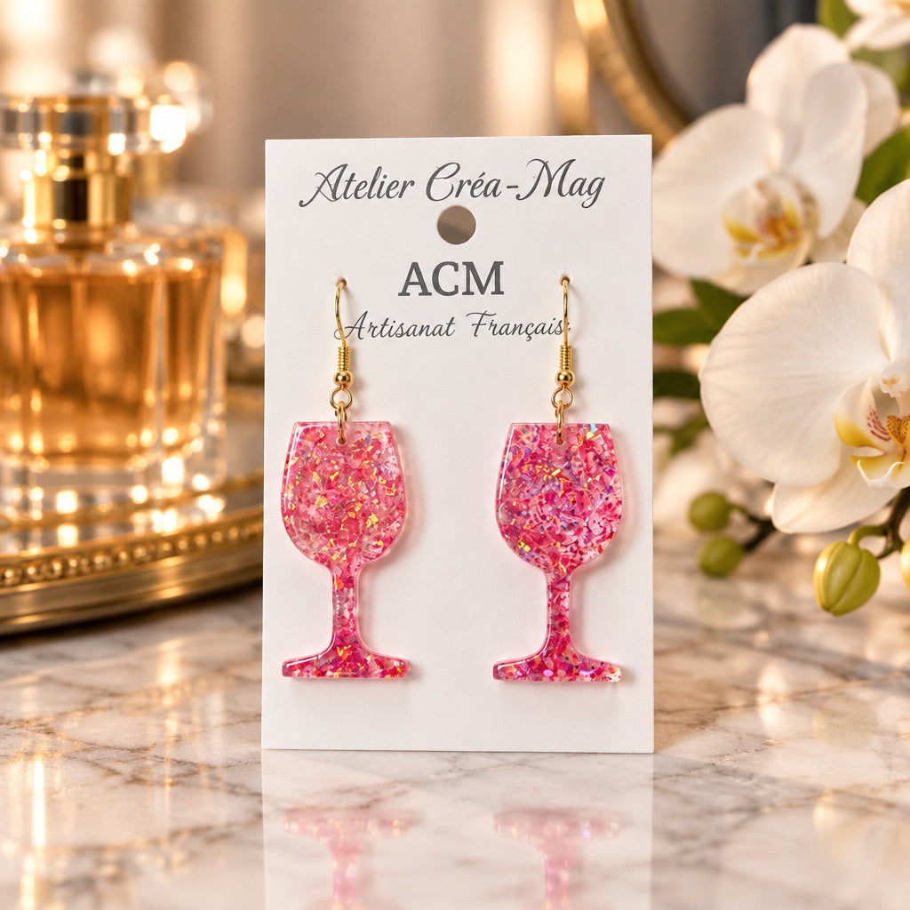 Boucles d’oreilles artisanales « Verres à pied scintillants » Rouge à paillettes.
