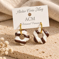 Boucles d’oreilles petites fleurs marinière marron.