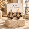 Boucles d’oreilles fleurs léopard avec paillettes or.